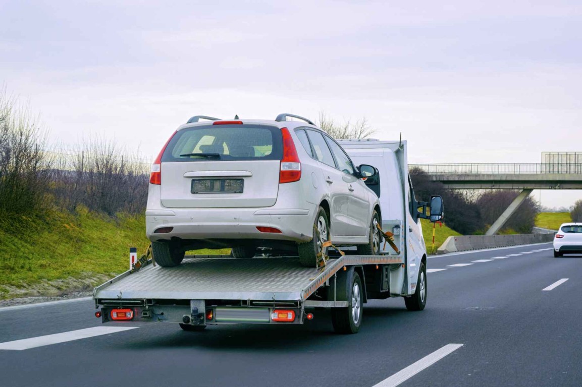 Long-distance towing service on highway in Pembroke Pines, FL